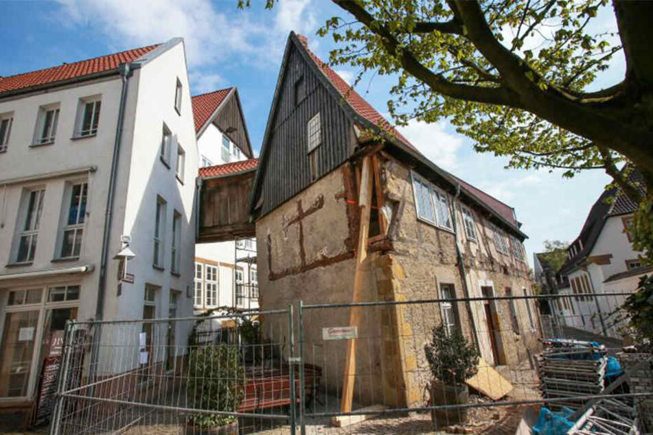 Notdürftig wurde das älteste Haus Bielefelds mit Spanngurten und Stützbalken abgesichert.