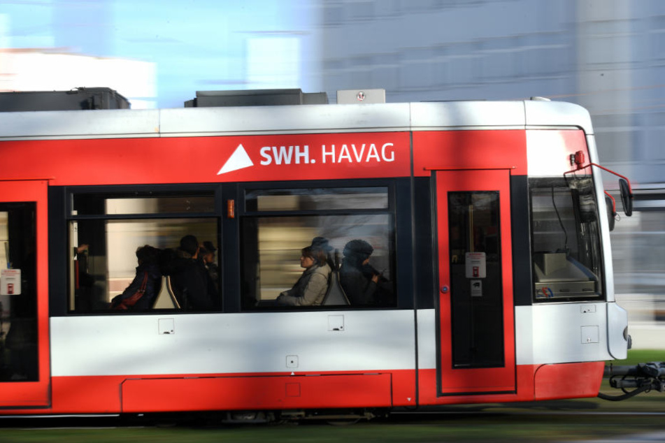 Obwohl der Straßenbahnfahrer (26) eine Gefahrenbremsung einleitete, konnte er eine Kollision mit der Seniorin (76) nicht mehr verhindern. (Symbolbild)