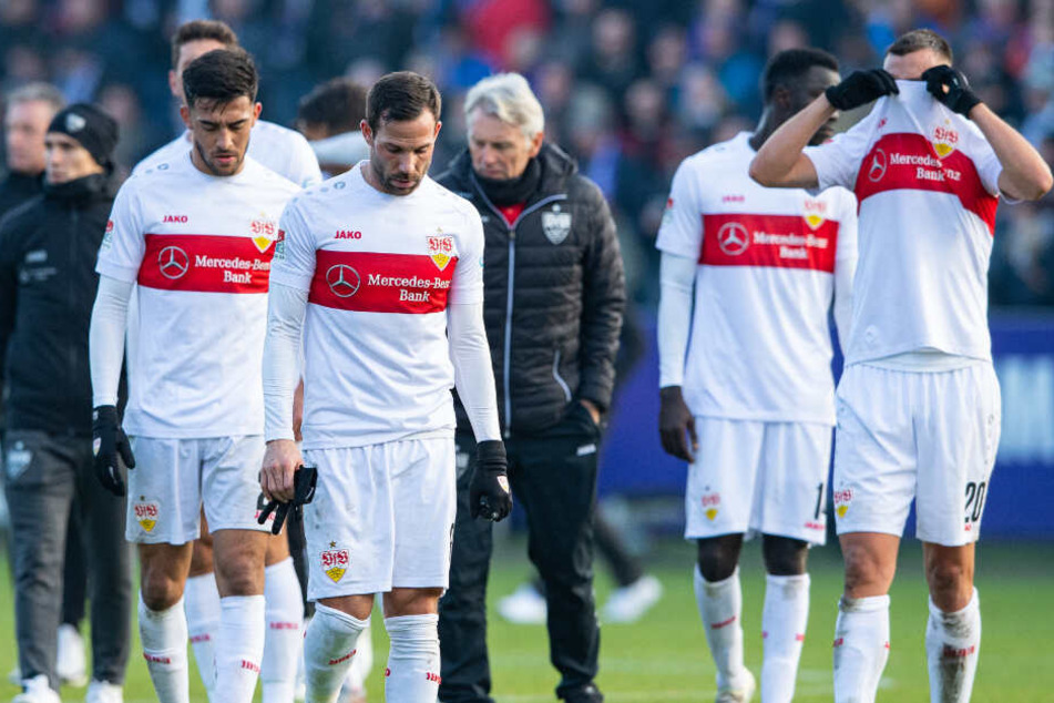 Stuttgarts Nicolas Gonzalez (l-r), Stuttgarts Gonzalo Castro, Stuttgarts Silas Wamangituka und Stuttgarts Philipp Förster gehen nach dem Spiel über den Platz zu ihren Fans.