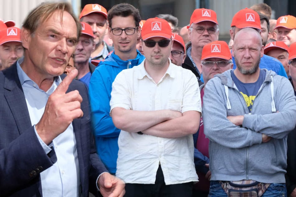 Leipzigs Oberbürgermeister Burkhard Jung (60, l.) besuchte am Donnerstag den bestreikten Betrieb Halberg-Guss in Leipzig und sicherte den Mitarbeitern Solidarität zu. (Bildmontage)
