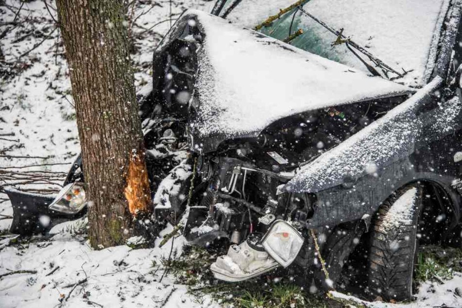 Die Fahrerin und die 7-Jährige Beifahrein mussten von der Feuerwehr aus dem Auto geborgen werden.