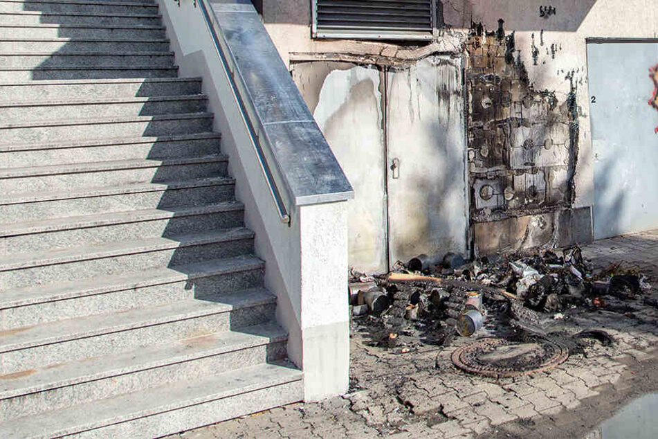 Durch den Brand wurde auch eine Hauswand stark beschädigt.
