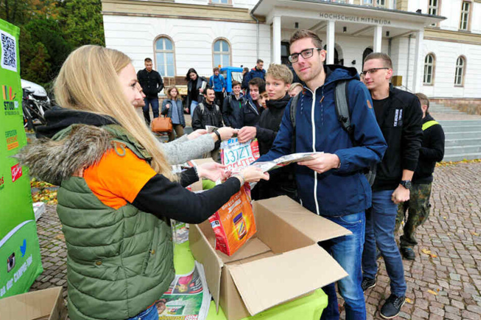 Rebekka Müller (23) verteilte am Montag Campus-Tüten der MOPO an Studenten. Am Dienstag gibt es die Campus-Tüten in Chemnitz.