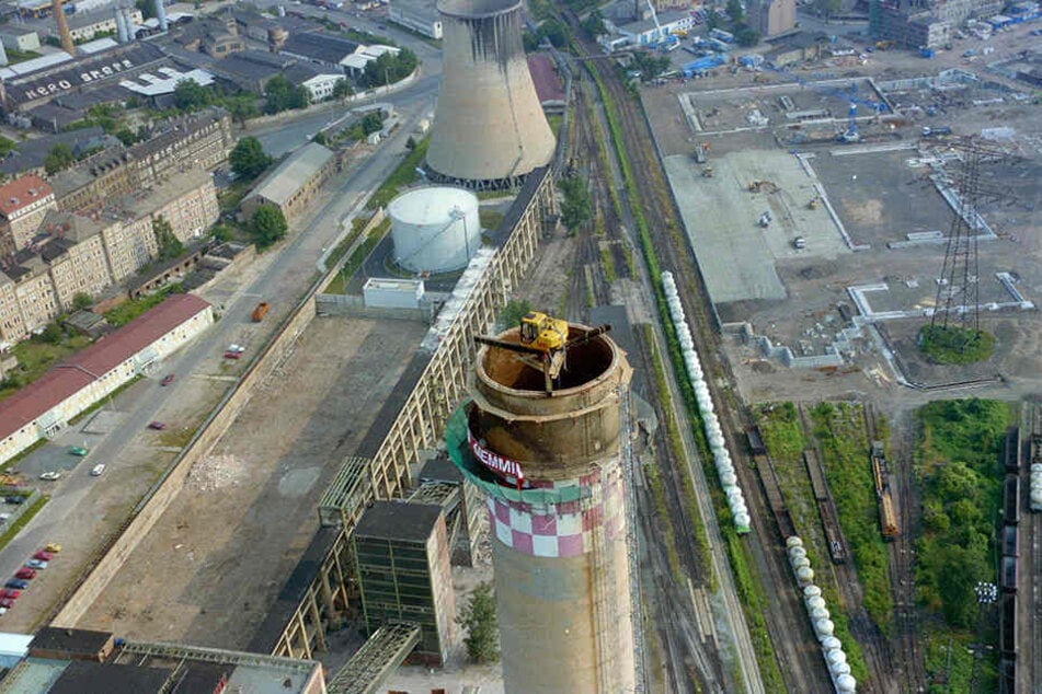 Schon 1997 wurde der alte Schornstein an der Nossener Brücke mit einem Spinnenbagger von oben nach unten abgerissen.