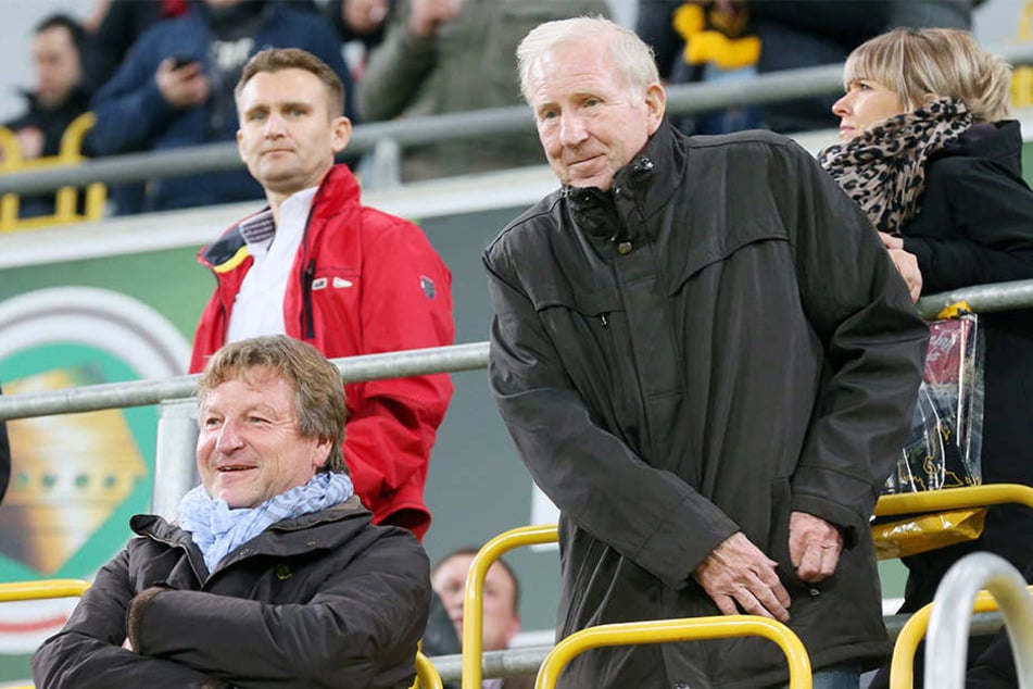Hatten im Vorjahr viel Spaß auf der Tribüne: Die Dynamo-Idole Hans-Jürgen Dörner (l.) und Klaus Sammer.