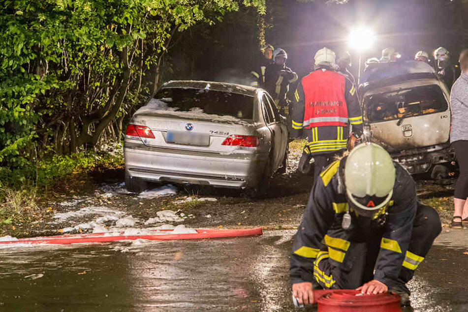 Ein Hyundai brannte völlig aus und das Feuer griff noch auf einen BMW über.