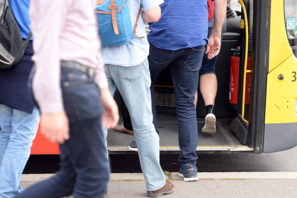 Zwei Männer wollten nicht in einem Berliner Bus mitgenommen werden, weil ihnen die Hautfarbe des Fahrers nicht passte. (Symbolbild)