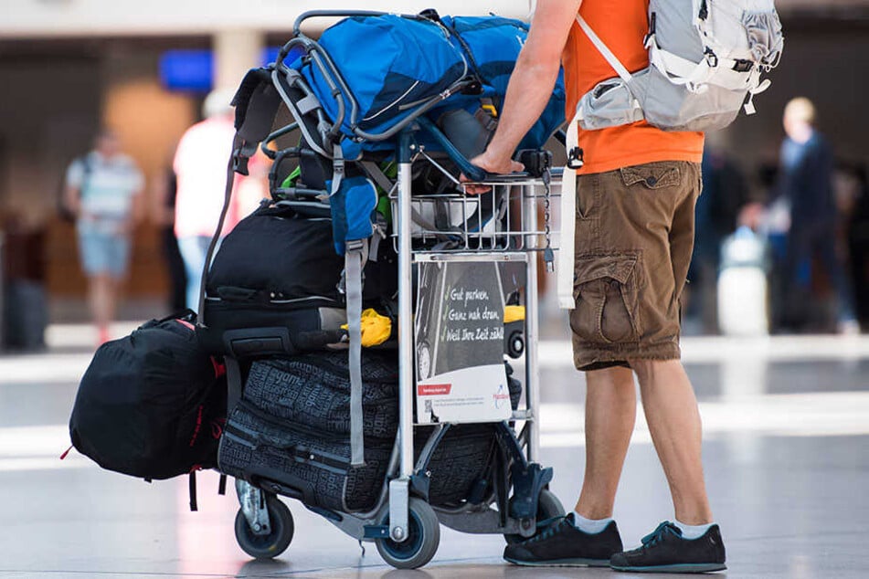Ein Reisender wartet am Flughafen Hamburg auf seinen Flug. (Symbolbild)