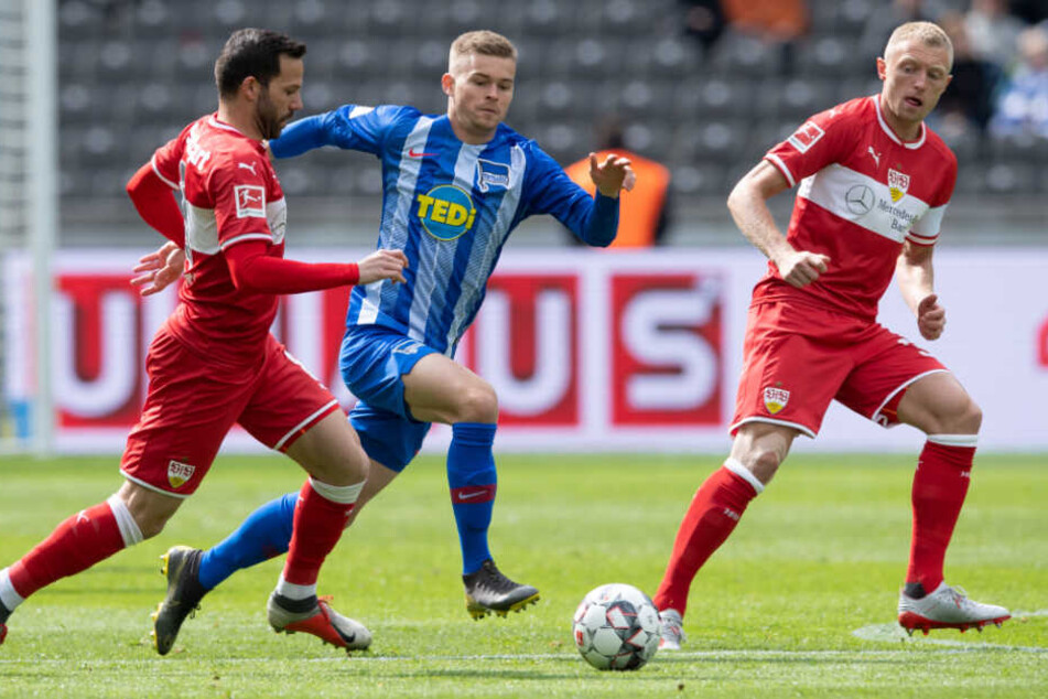 Mit Fokus auf die Pille: VfB-Kicker Gonzalo Castro (links), Herthas Maximilian Mittelstädt (Mitte) und Stuttgarts Andreas Beck (r.).