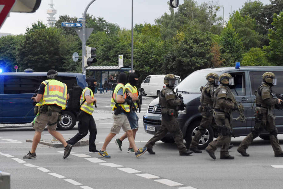 22. Juli 2016: Polizisten in Spezialausrüstung nahe des Olympia-Einkaufszentrum.