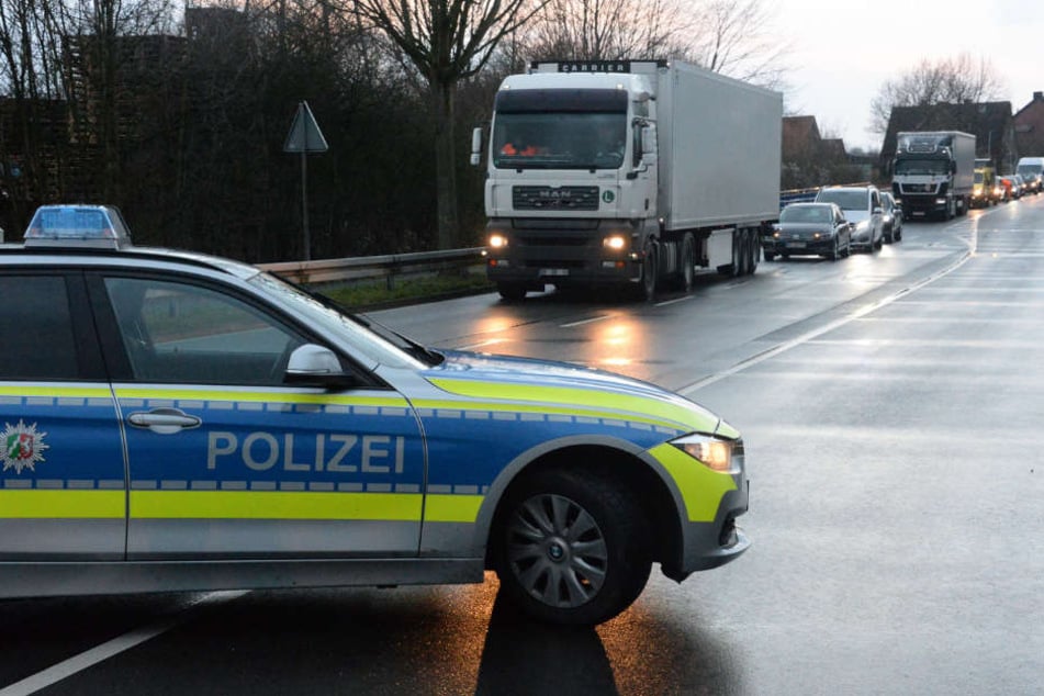 Die Polizei sperrte die Straße ab.