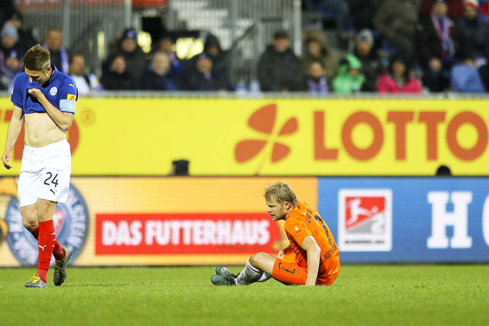Jan Hochscheidt (r.) sitzt geknickt auf dem Rasen. Die Reise nach Kiel war trotz seines Treffers ein sportlicher Rückschlag.
