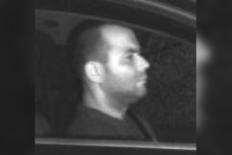 Mit diesem Blitzer-Foto sucht die Polizei nach dem mutmaßlichen Auto-Dieb.