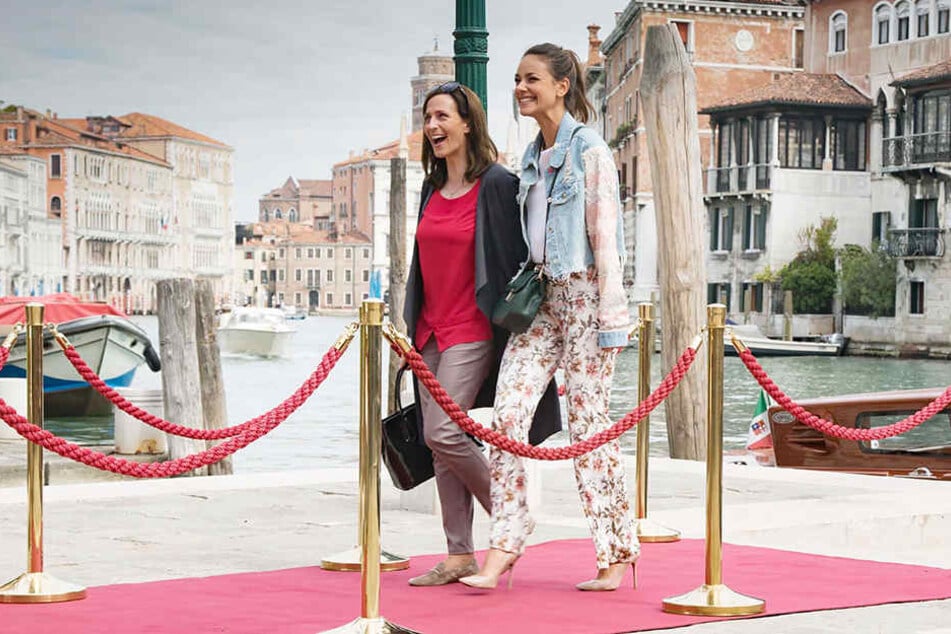 Ulrike Frank (l.) und Janina Uhse bei ihrem Dreh in Venedig.