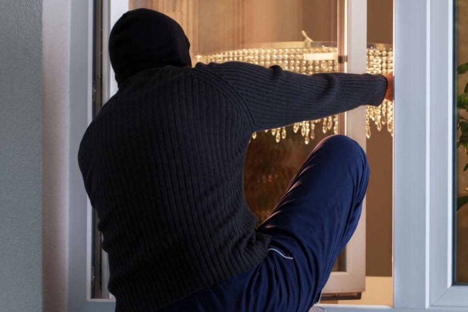 Der Mann stieg durch ein Fenster in die Wohnung ein. (Symbolbild)