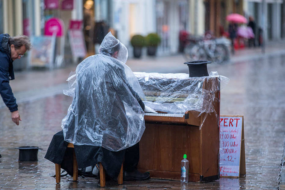 Straßenmusiker in Köln dürfen nur noch ohne elektrische Verstärker oder Lautsprecher musizieren. (Symbolbild)