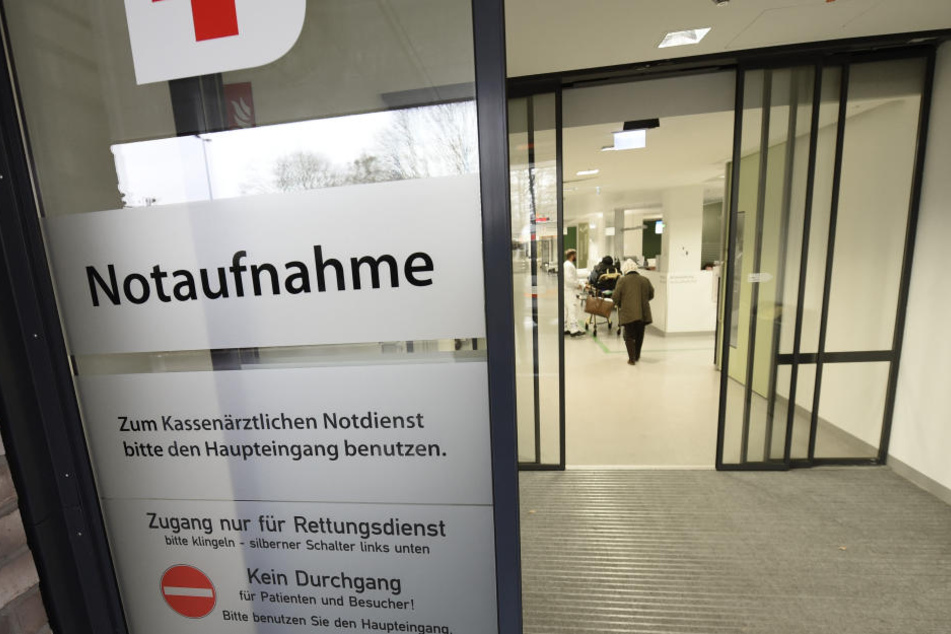 Ein zweiter Mann liegt mit schweren Verletzungen noch im Krankenhaus, mittlerweile im Koma. (Symbolbild)