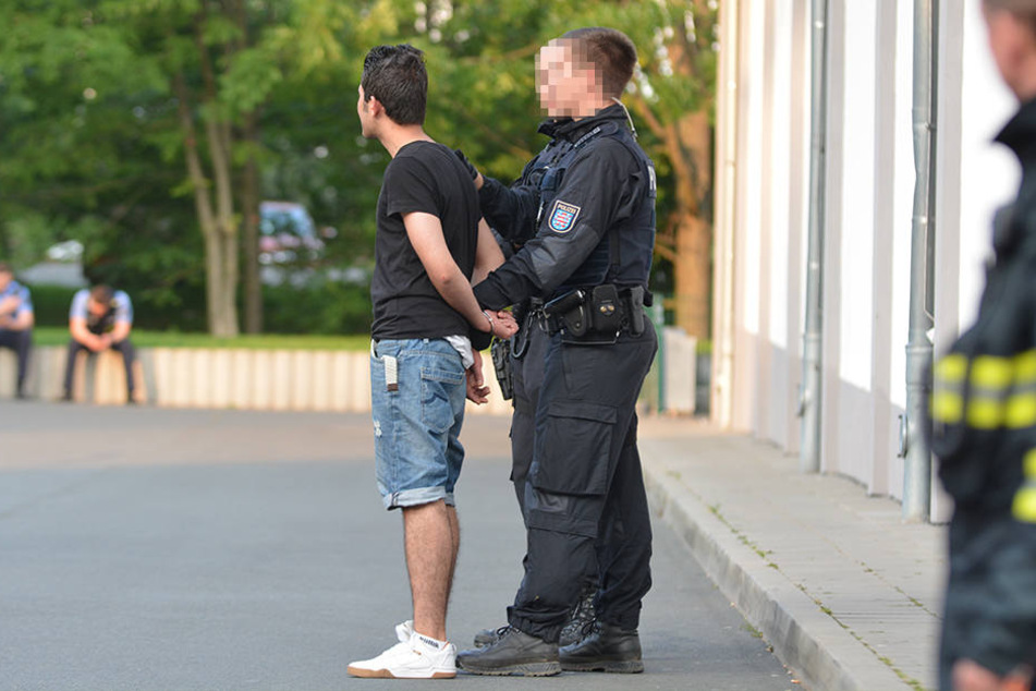 Ob diese Festnahme in der Nähe des Einsatzortes mit dem Brand in Verbindung steht, ist weiterhin unklar.