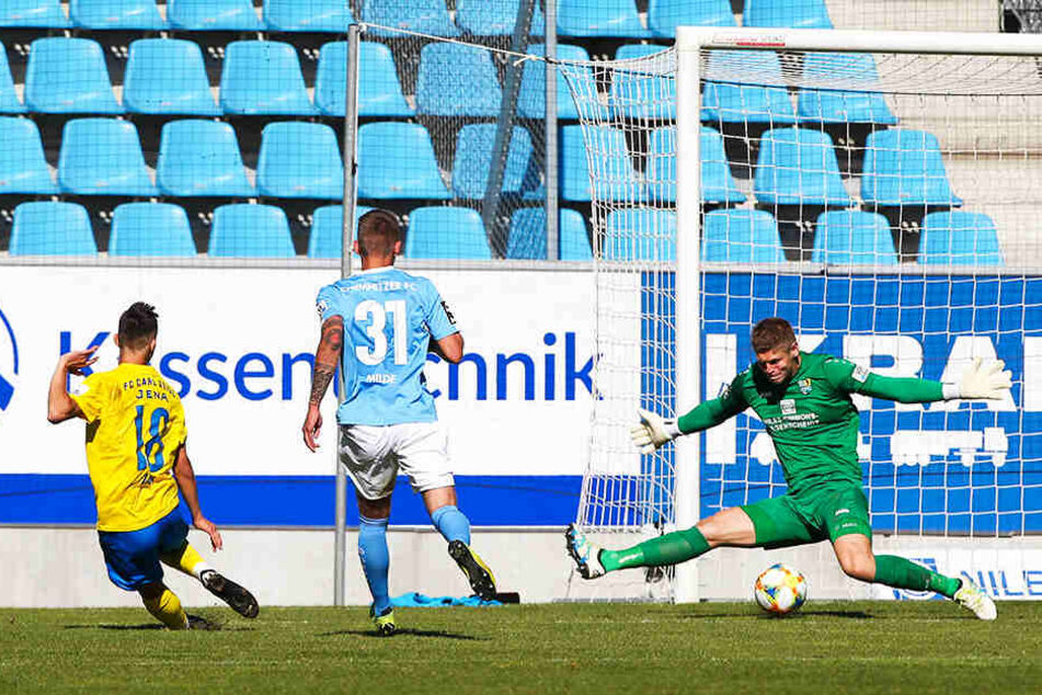 Einer der 20 Gegentreffer: Jenas Niklas Jahn (l.) trifft beim Kellerduell in Chemnitz. Am Ende gewannen die Himmelblauen aber noch mit 3:2, der bisher einzige Saisonsieg.