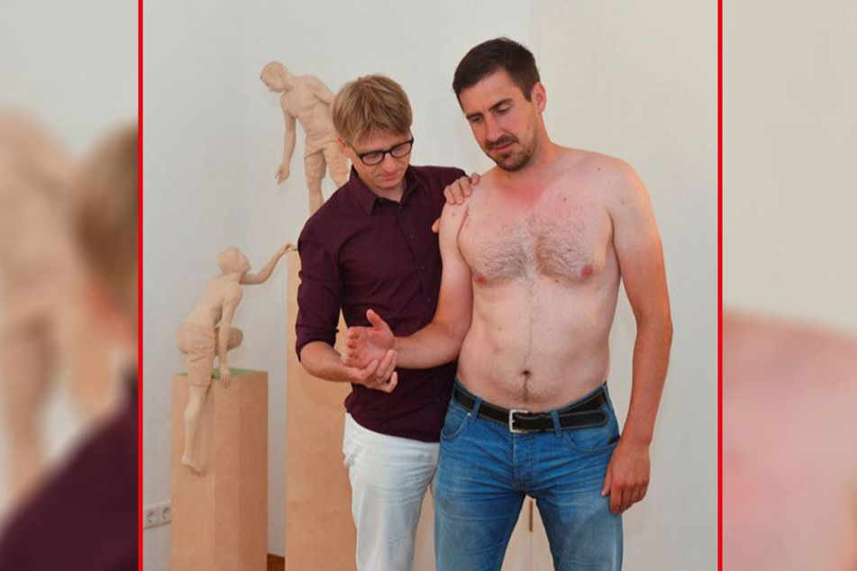 Dr. Lars Stephan (l.) dreht den Unterarm von Petr Macholda vorsichtig nach außen. Weit geht's noch nicht.