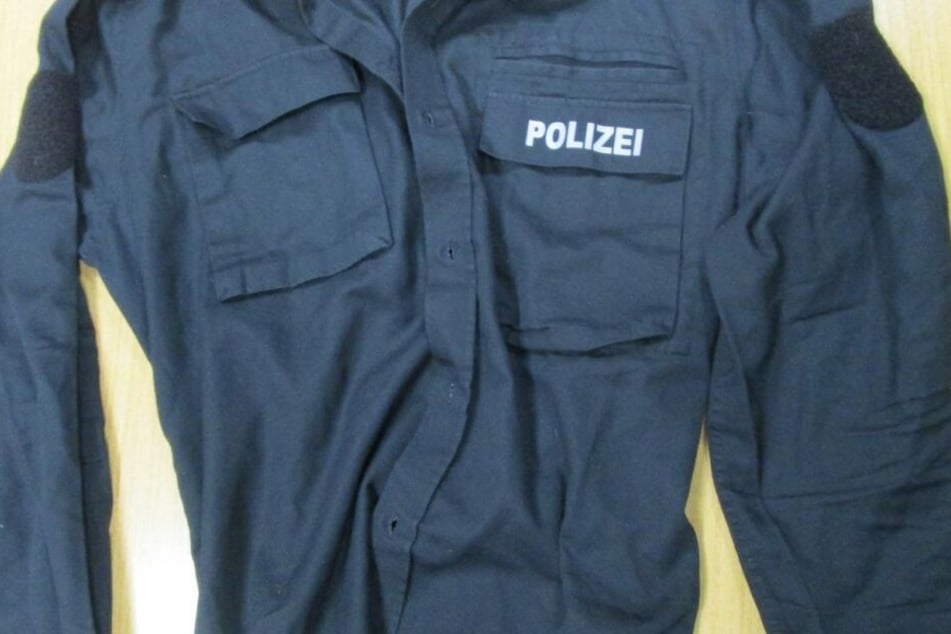 Der Mann trug diese falsche Polizei-Uniform.