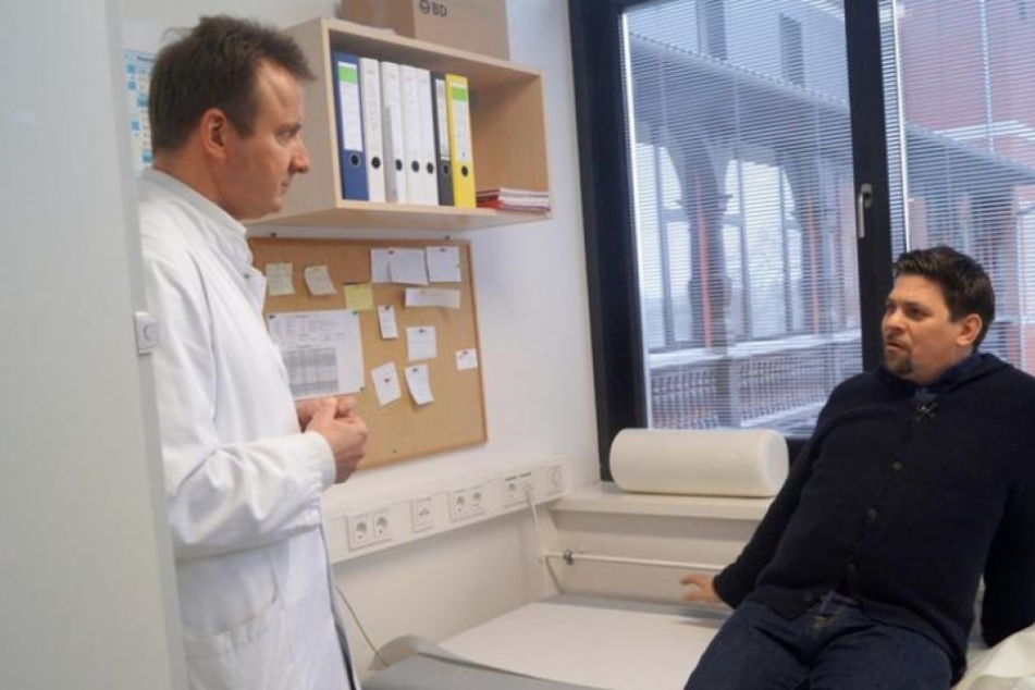Prof. Matthias Blüher, Leiter der Leipziger Adipositas-Ambulanz checkt Mälzer durch.