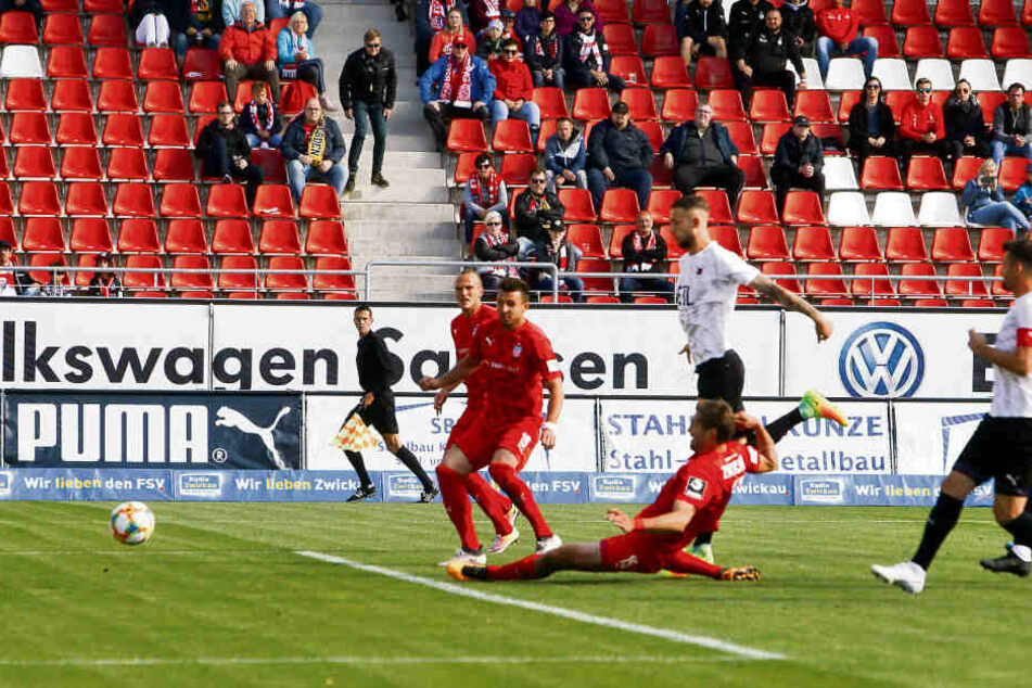 Ronny König grätscht die Kugel zum 1:0 gegen Viktoria Köln über die Linie. Es war eins von bisher zwei Saisontoren.