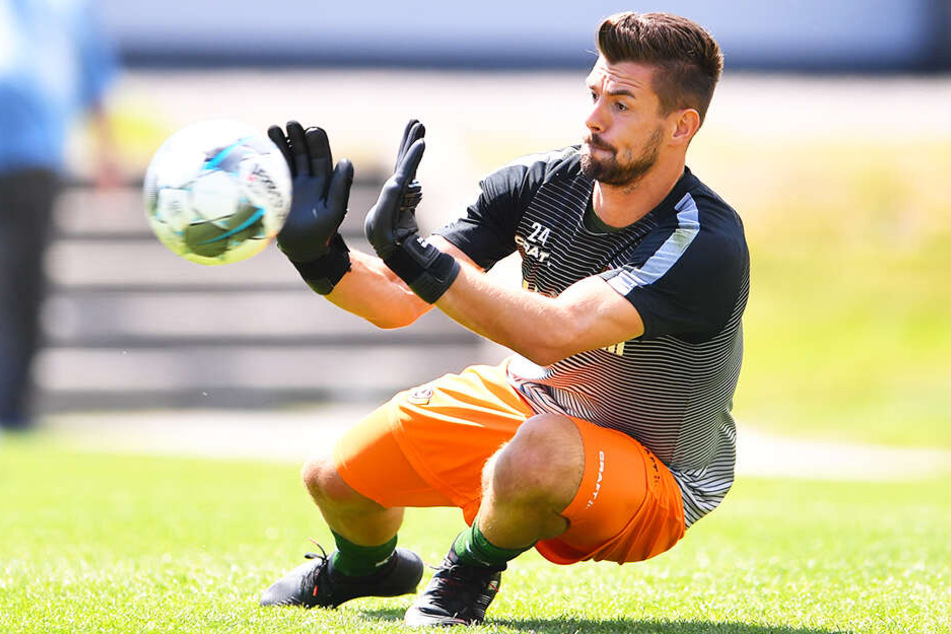 Patrick Wiegers pariert im Test gegen Unterhaching einen Schuss.