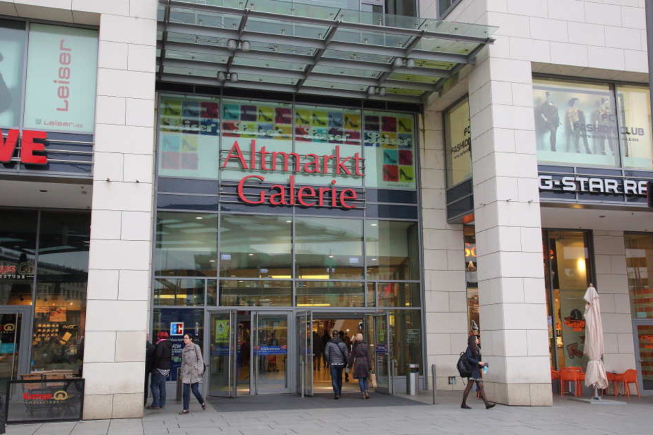 Als der 31-Jährige in der Altmarkt Galerie mit der EC-Karte einer Frau bezahlen wollte, wurde die Kassiererin stutzig.