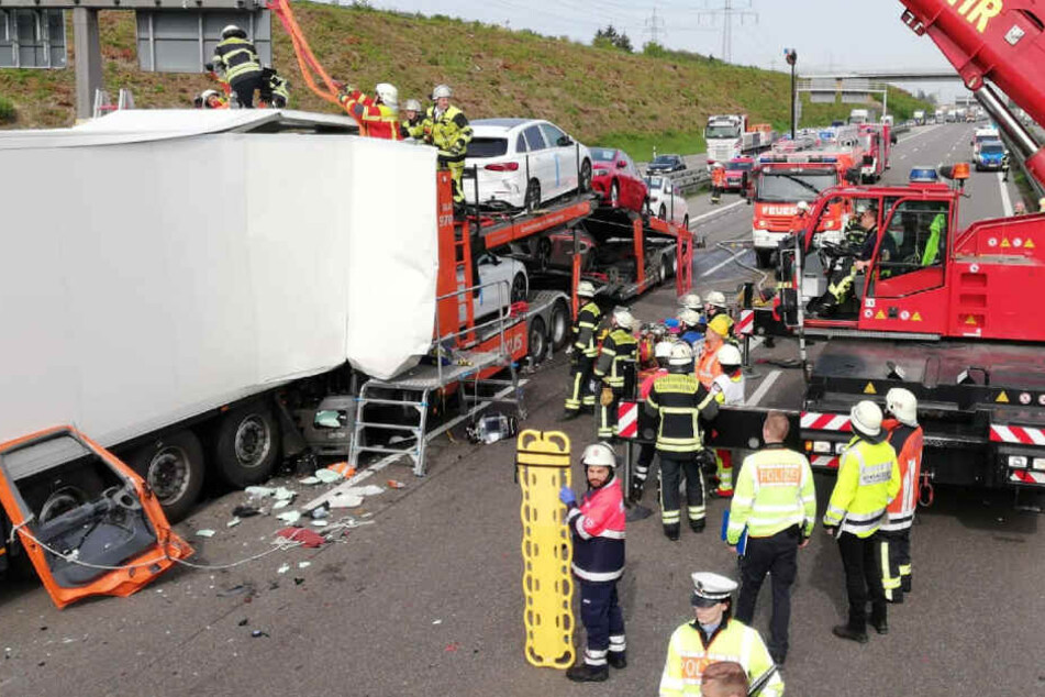 Die Bergungsarbeiten der Lkw sind in vollem Gange.