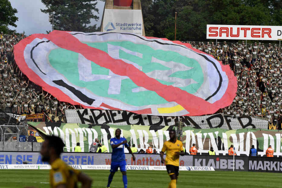Die Dynamo-Fans hatten in Karlsruhe in Camouflage-Outfits dem DFB den Krieg erklärt.