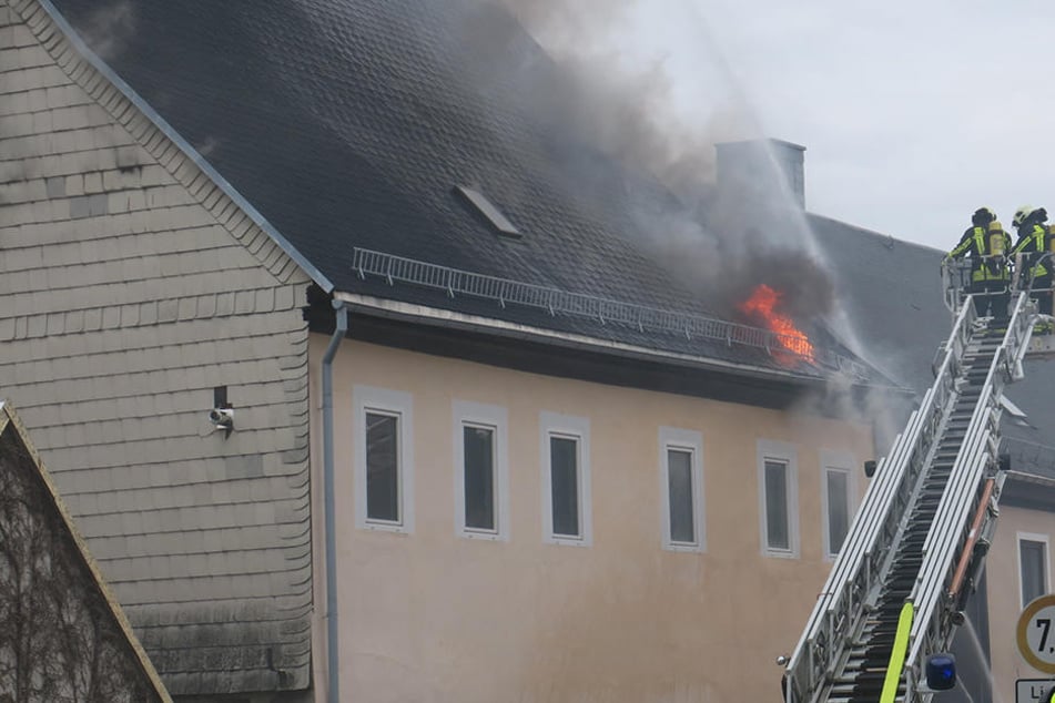 Die Flammen schlugen schon aus dem Dach, ein größerer Brand konnte aber verhindert werden.
