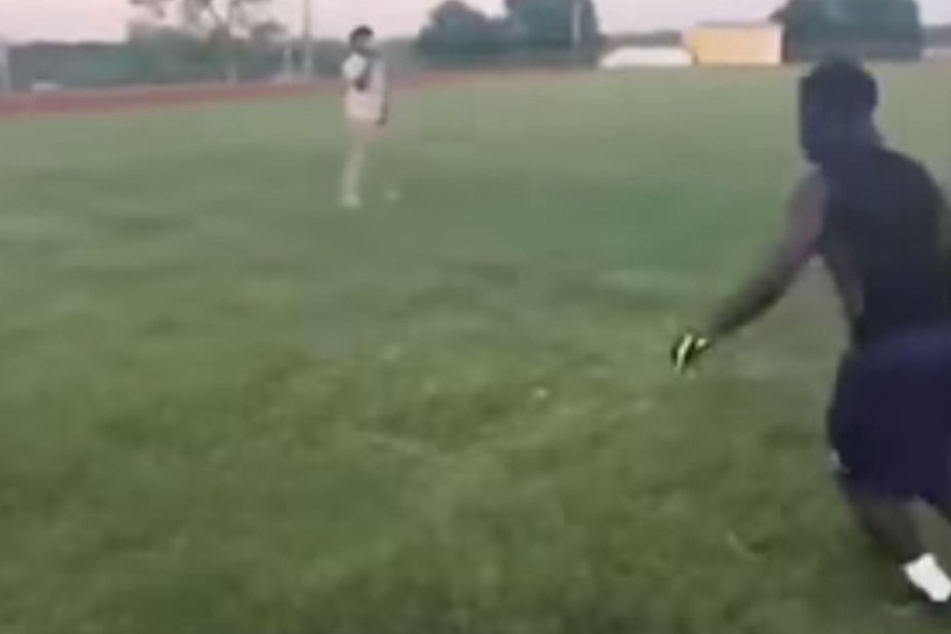 Hier nimmt der Mann Anlauf, um die Katze wie einen Football zu treten.