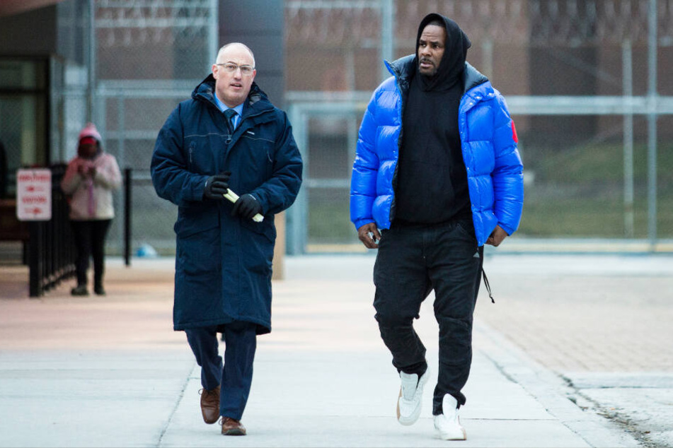 Sänger R. Kelly (rechts) verlässt am Montag mit seinem Verteidiger Steve Greenberg das Cook County Gefängnis, nachdem er die Kaution gezahlt hat.