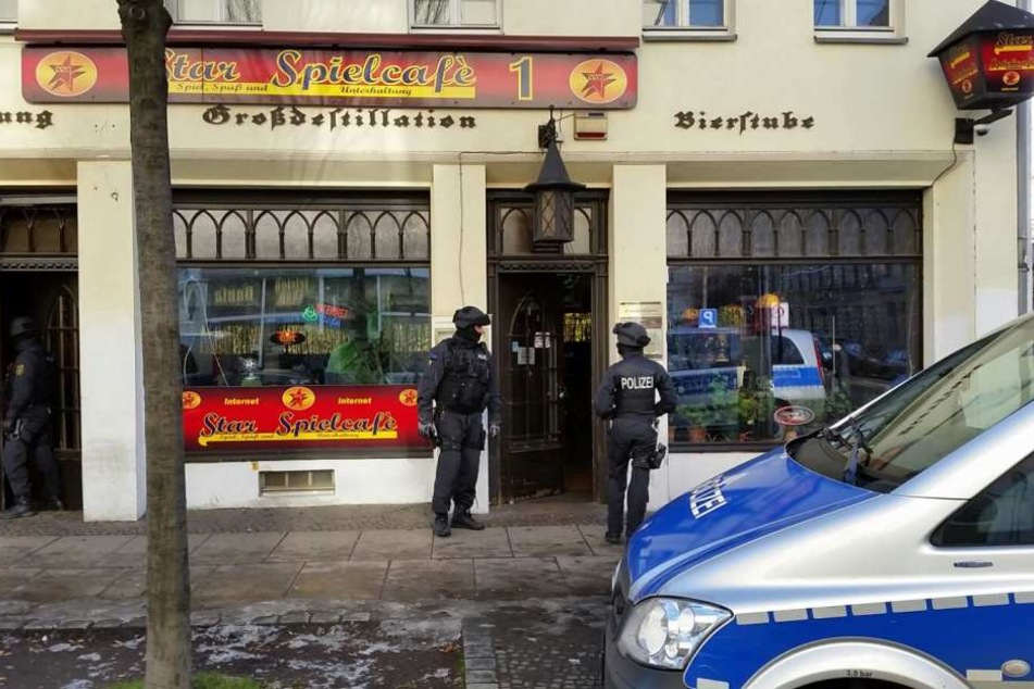 In dem Haus befindet sich ein Spielcafé sowie ein Telefonshop. Im Hinterhaus liegt das Quartier der "United Tribunes".