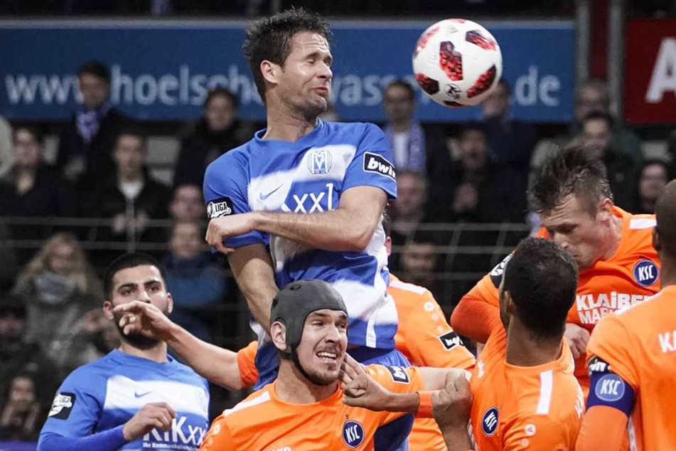 Meppens Nick Proschwitz obenauf beim Kopfball gegen Karlsruhe.