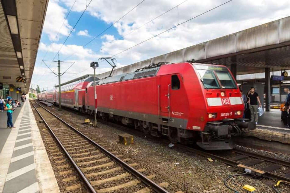 Reisende mussten über Stunden in den Zügen ausharren. (Symbolbild)