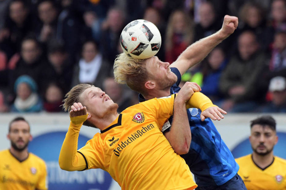Marvin Stefaniak im Kopfballduell mit Heidenheims Sebastian Griesbeck.