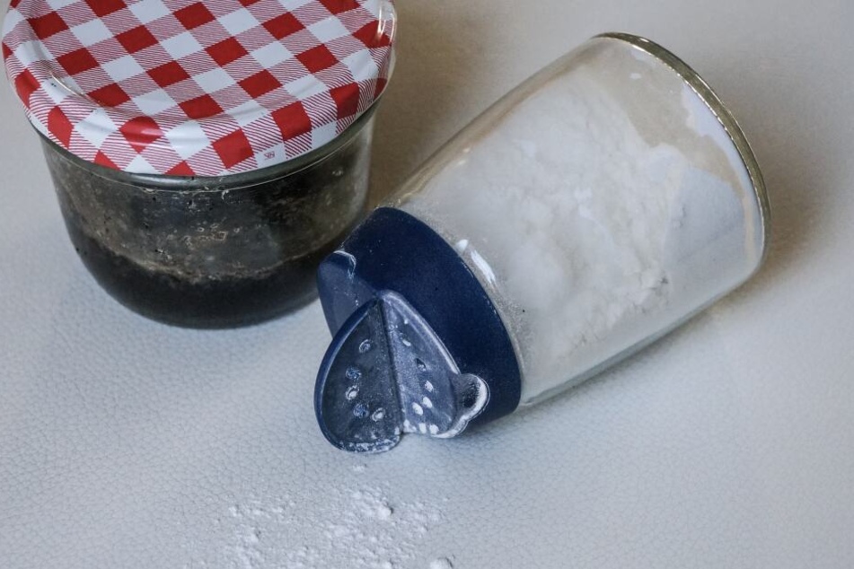 Günstige Hausmittel ersetzten teure Kosmetikprodukte, z.B. DIY-Trockenshampoo.