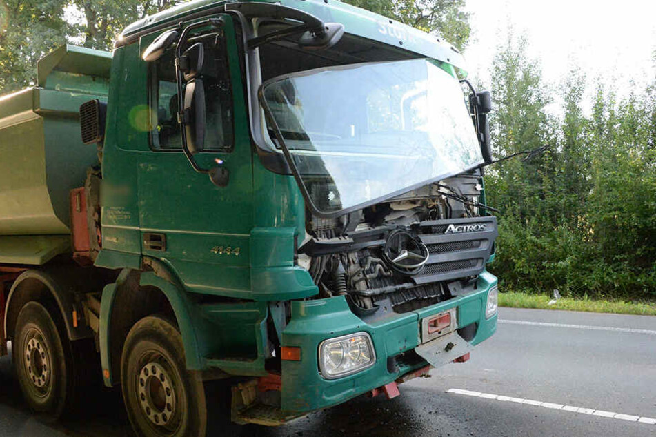 Der hinterste Lkw war am heftigsten beschädigt.