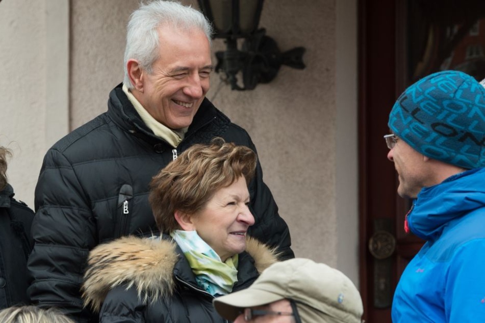 Stanislaw Tillich (CDU) mit Frau Veronika waren auch Zuschauer, während die sorbischen Osterreiter nach altem Brauch zu Pferde die Osterbotschaft verkünden.