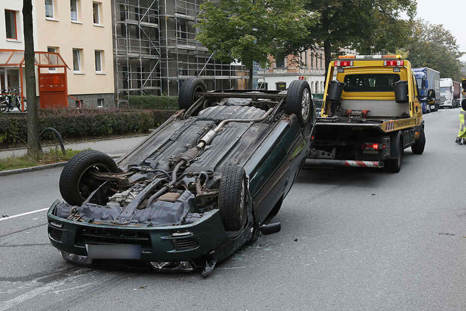 Der BMW landete bei dem Unfall auf dem Dach.