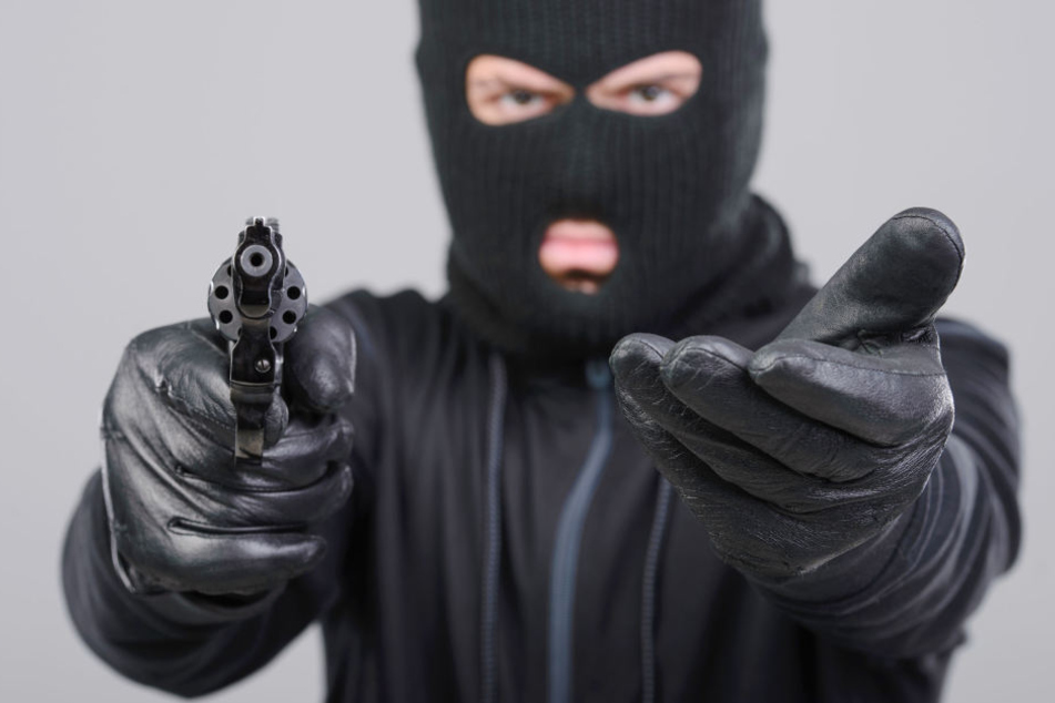 Einer der Täter bedrohte die Kassiererin mit einer Pistole (Symbolbild).