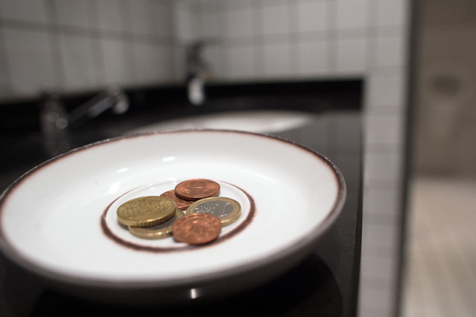 Schüler und Lehrer sprechen sich in Brandenburg gegen Toilettengebühren aus. (Symbolbild)