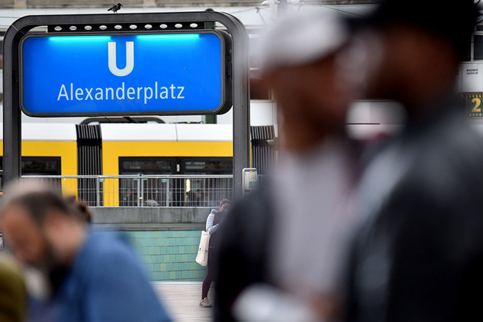 Auf dem Alexanderplatz im Berliner Stadtteil Mitte gibt es regelmäßig Schlägereien, Überfälle und Diebstähle. Im vergangenen Jahr registrierte die Polizei dort 7820 Straftaten.