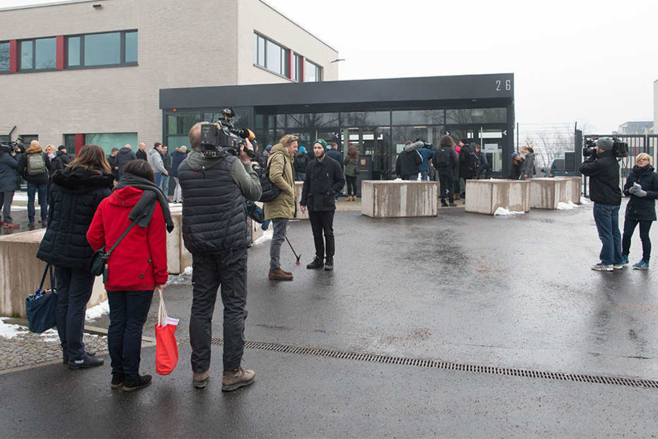 Journalisten stehen vor der Justizvollzugsanstalt (JVA) in Dresden. Auf den Tag genau ein Jahr nach Beginn des Prozesses in dem Hochsicherheitsgebäude wurden die Urteile gesprochen.