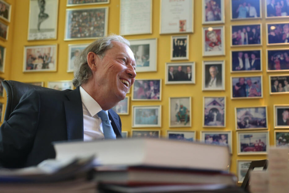 Zahlreiche Bilder von Prominenten schmücken Werner Mangs Büro.