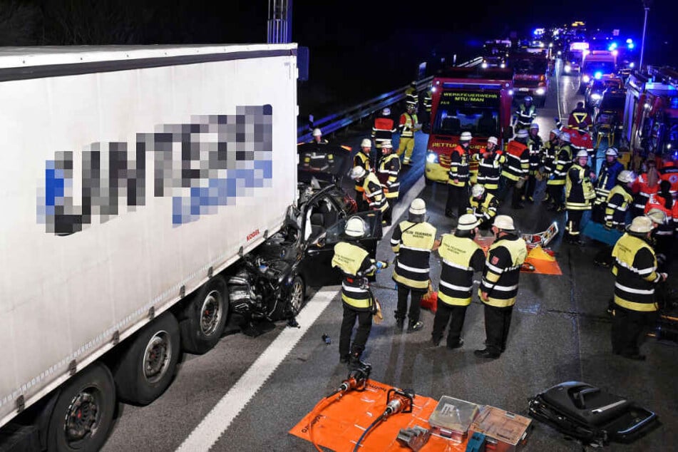 Das Auto wurde unter dem Sattelzug eingeklemmt und mitgeschleift.