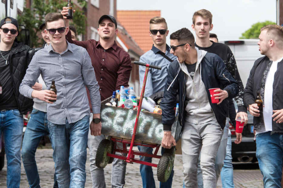 Junge Männer genießen ihren Vatertags-Tripp.