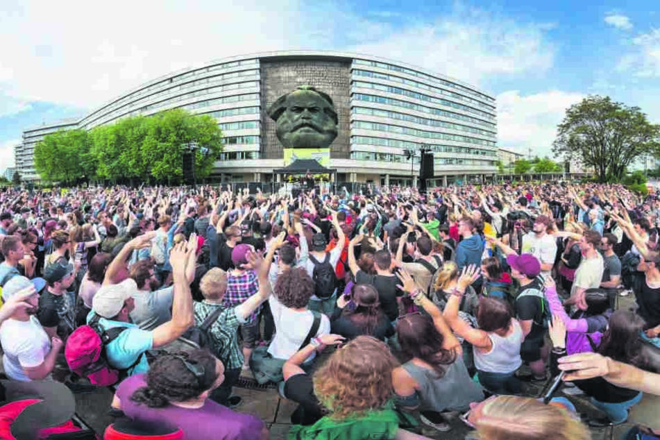 Am Donnerstag wird die Brückenstraße zur Fanmeile und der Karl-Marx-Kopf kriegtwieder Musik auf die Ohren.
